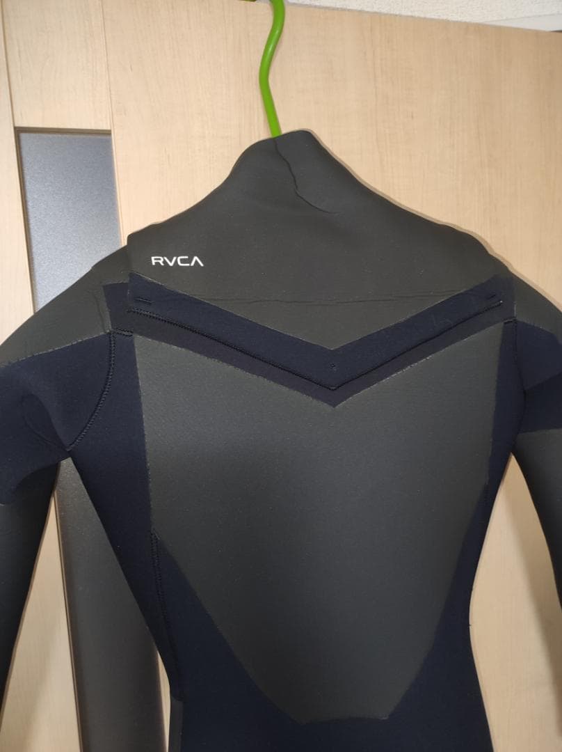 お値下げ!! RVCA セミドライ　チェストジップ　MLサイズ位です