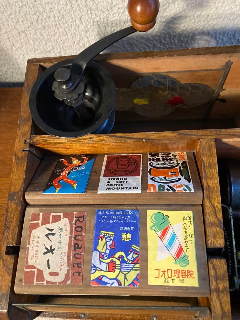 連休特価　喫茶店巡り　ＢＯX ゼンマイを回すとゆっくりボードが回転します。