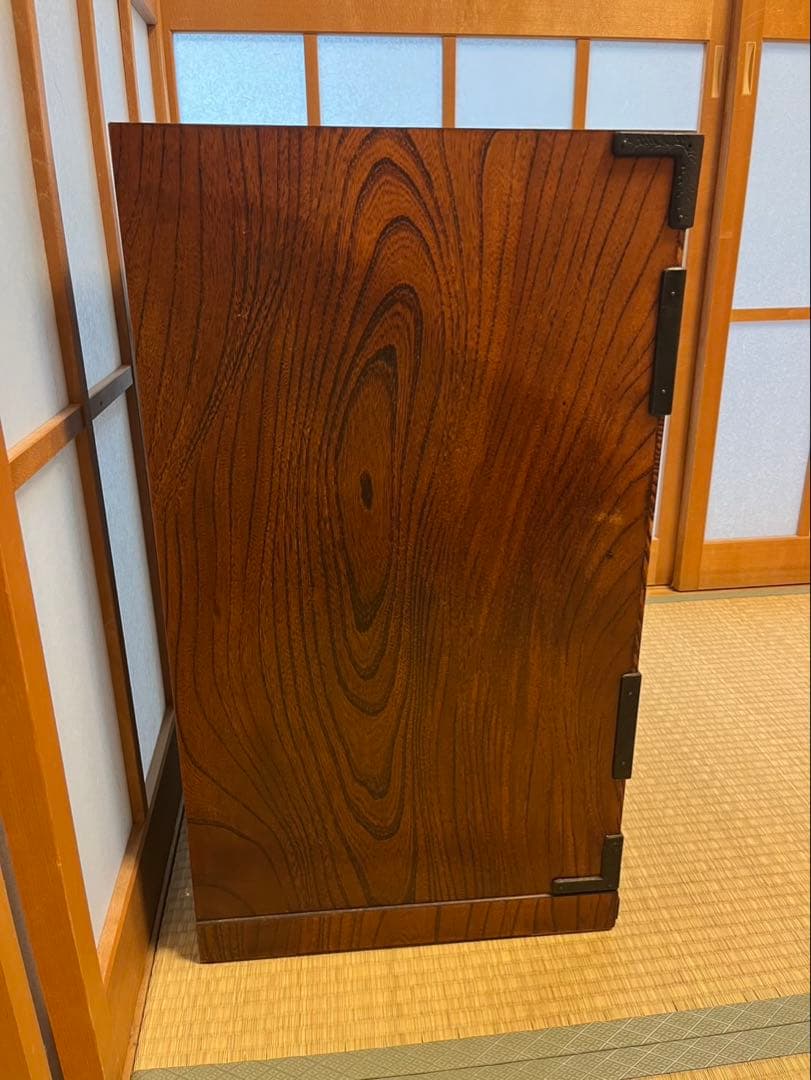 岩谷堂　伝統的な日本の木製タンス