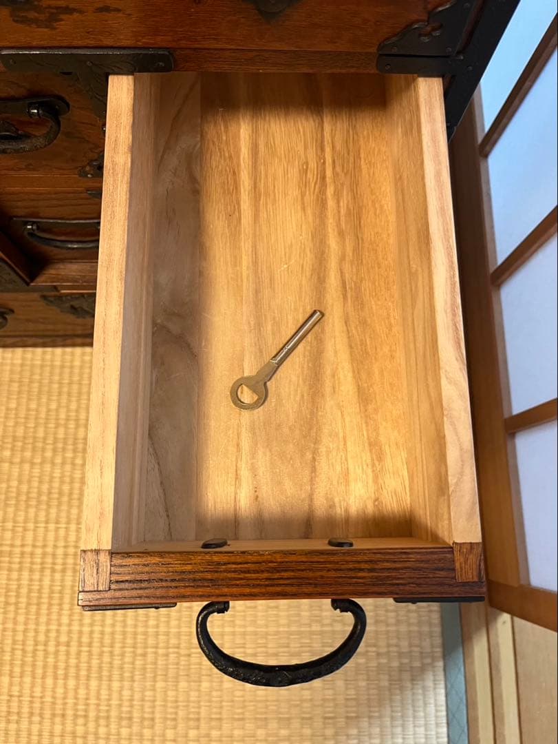 岩谷堂　伝統的な日本の木製タンス