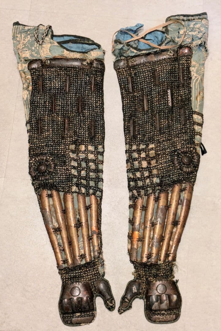 桃山から江戸初期 家紋 鉄製籠手 甲冑 面頬 前立て 武将 鎧 兜 武具 骨董