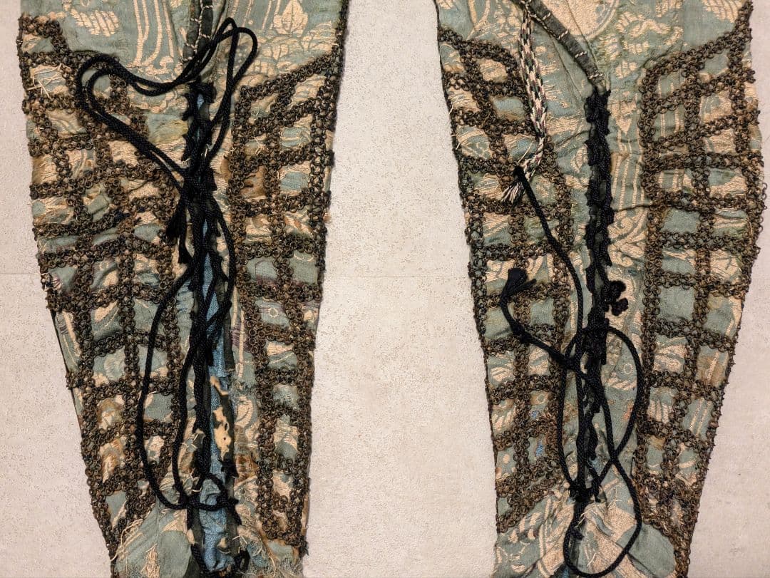 桃山から江戸初期 家紋 鉄製籠手 甲冑 面頬 前立て 武将 鎧 兜 武具 骨董