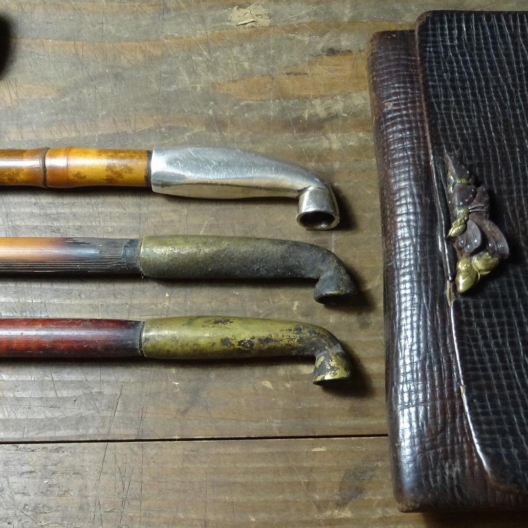 古い 煙草入れ+煙管入れ+煙管３つ　　　蝶の前金具　根付