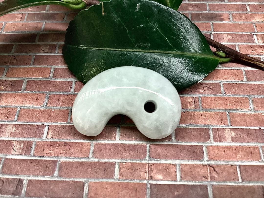 ✳買って損無し‼️氷肌アイスジェイド糸魚川翡翠　本物硬玉勾玉　守護石お守り鑑別書付