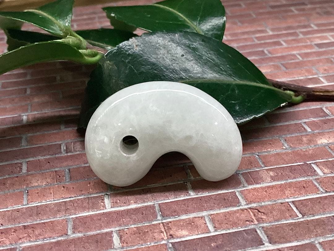 ✳買って損無し‼️氷肌アイスジェイド糸魚川翡翠　本物硬玉勾玉　守護石お守り鑑別書付