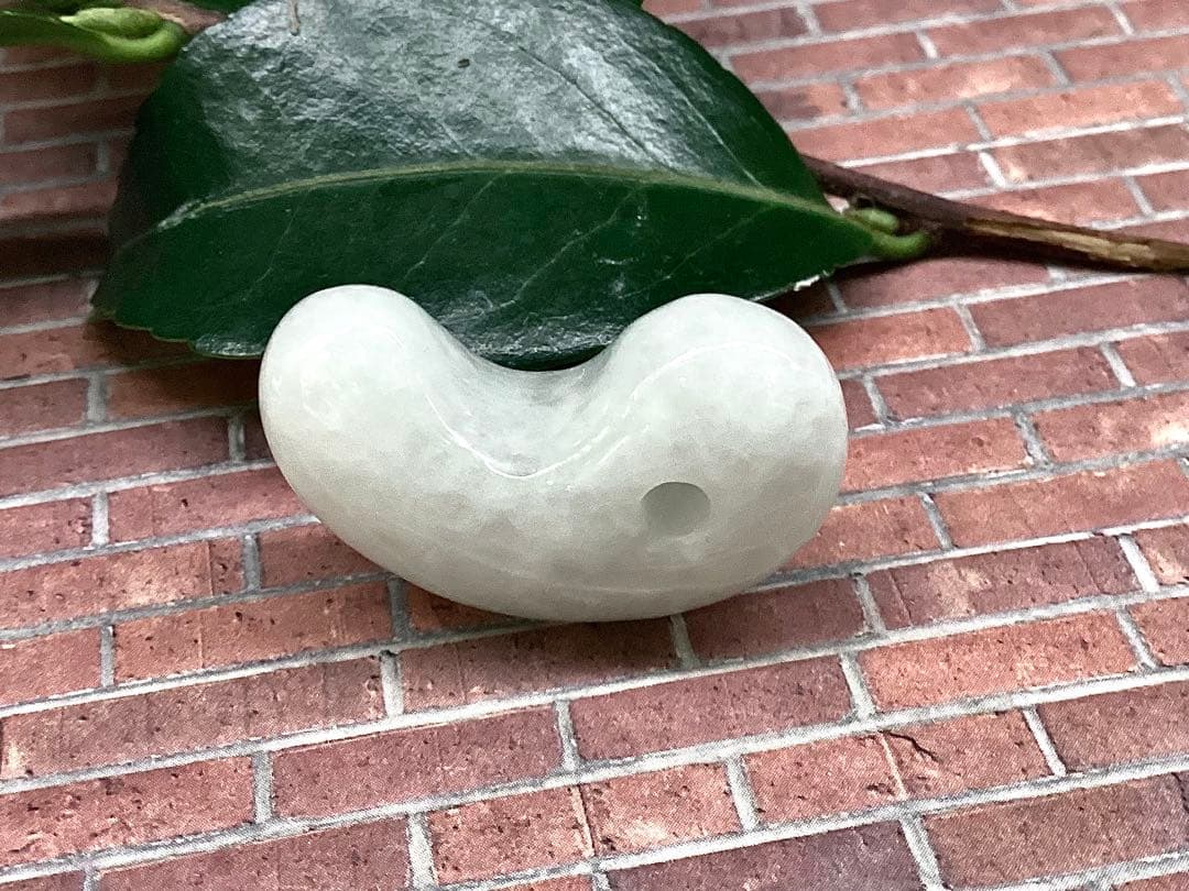 ✳買って損無し‼️氷肌アイスジェイド糸魚川翡翠　本物硬玉勾玉　守護石お守り鑑別書付