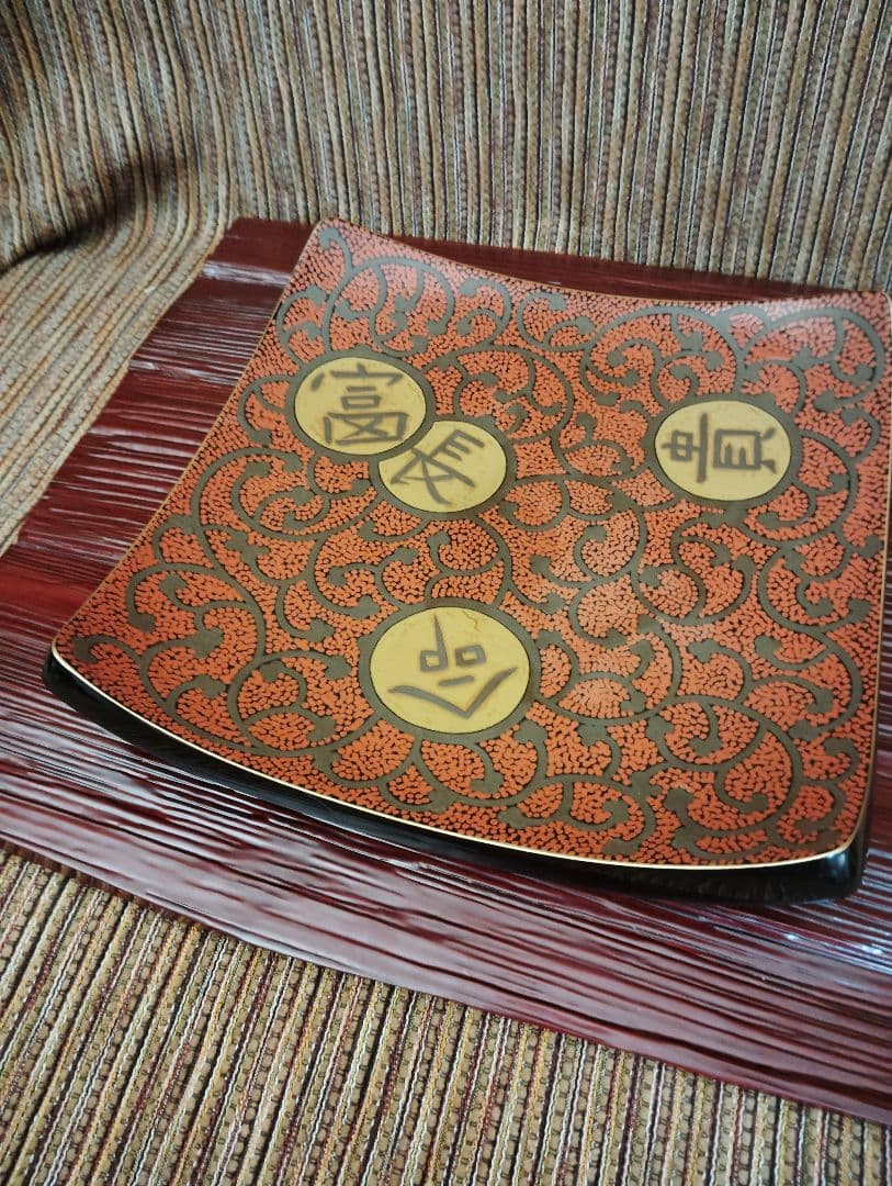 輪島塗　五島屋　赤黒模様の四角形盛器　共箱です。