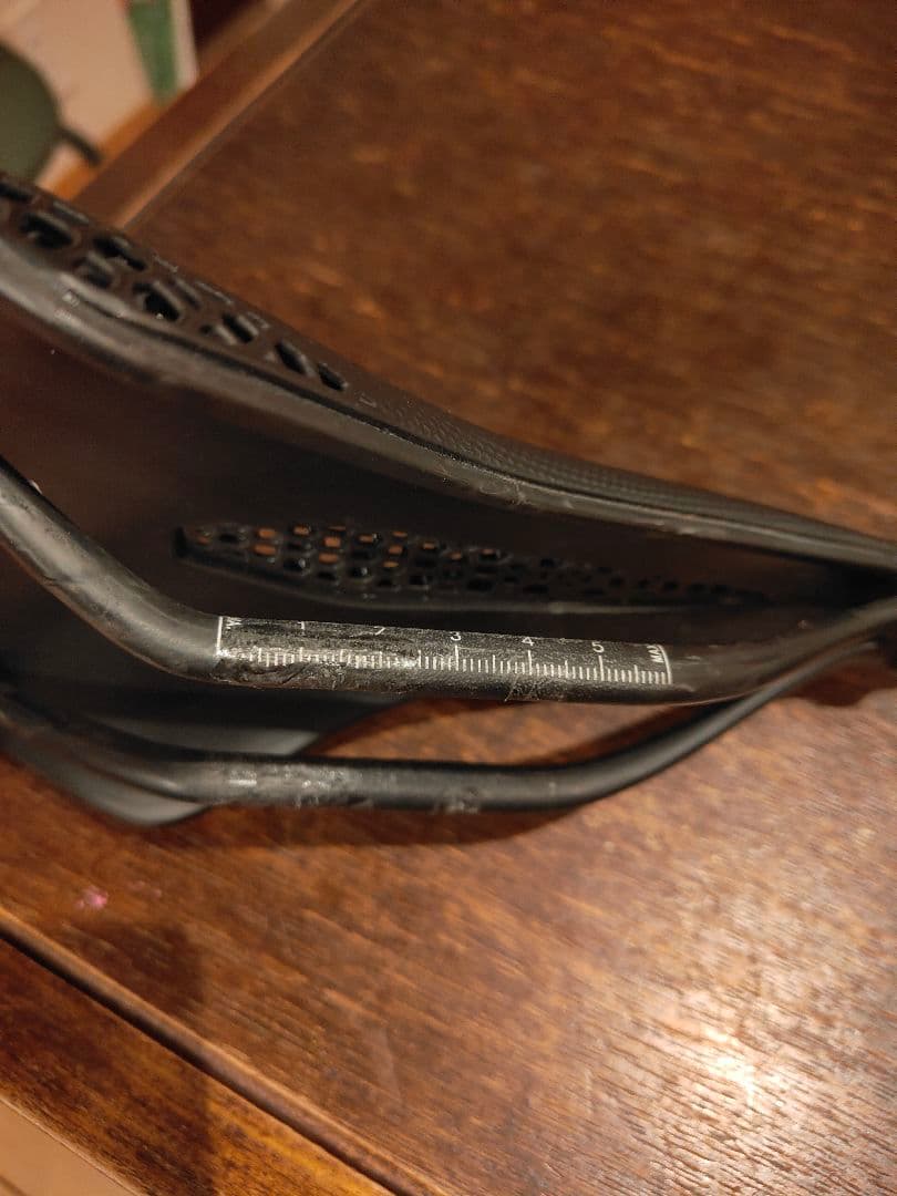 【週末セール中】TNI ティーエヌアイ 3D AeroFlow カーボン サドル