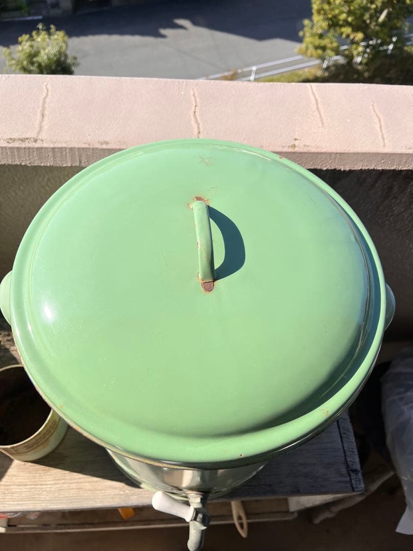 昭和レトロ　蛇口が可愛いシャビーなタンク　水やり用に