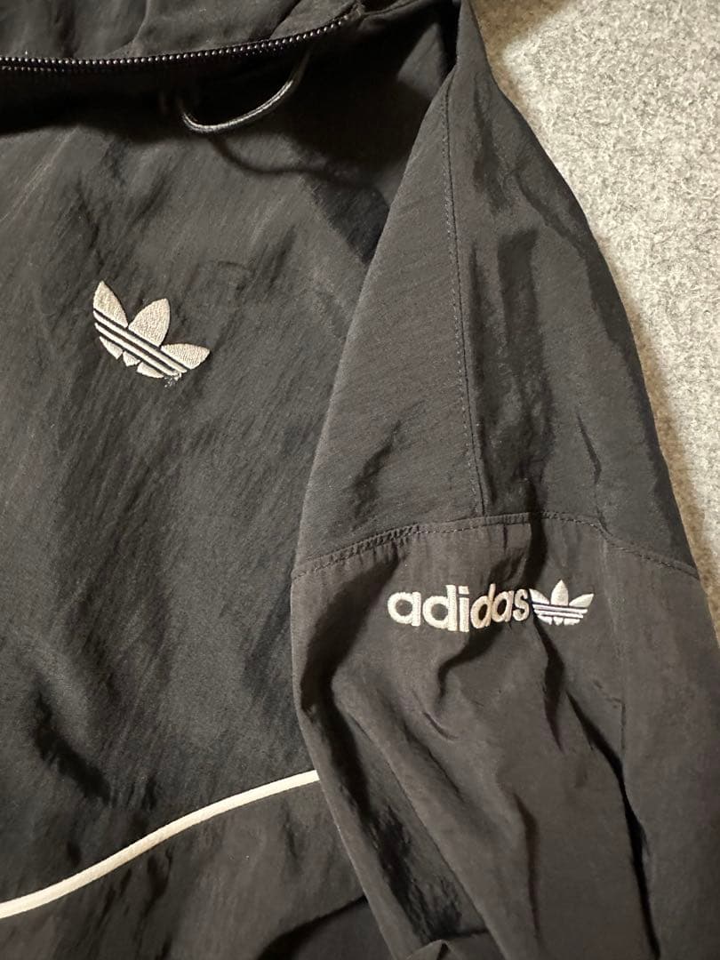 adidas ウィンドブレーカー
