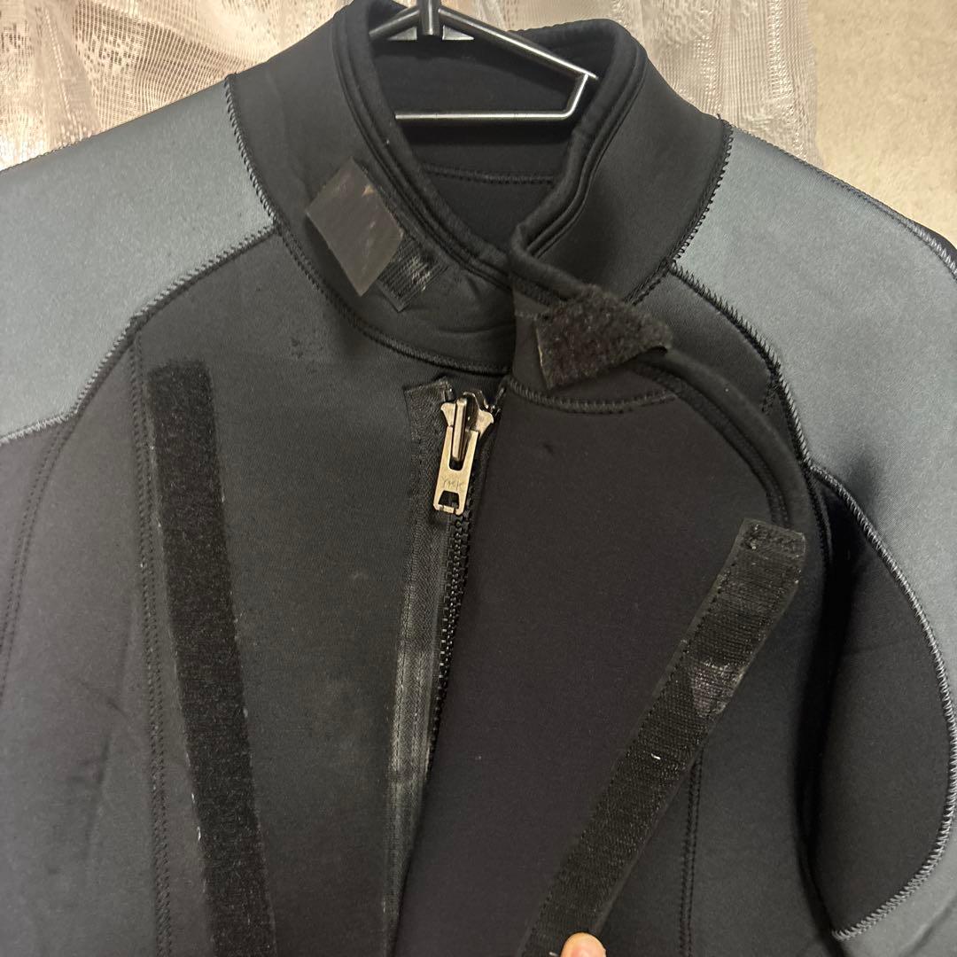 スキューバダイビング　ウェットスーツ