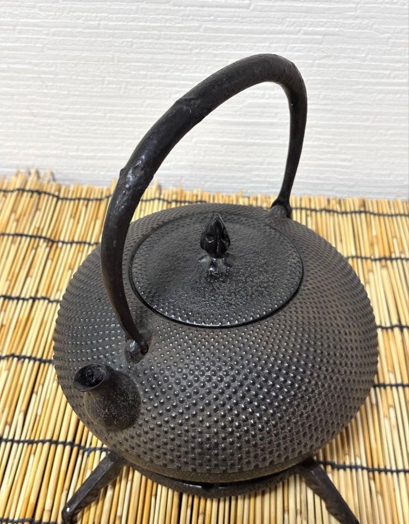 未使用品、供箱付　南部薫山工房造　１５型　アラレ　南部鉄瓶　南部鉄器　鉄瓶