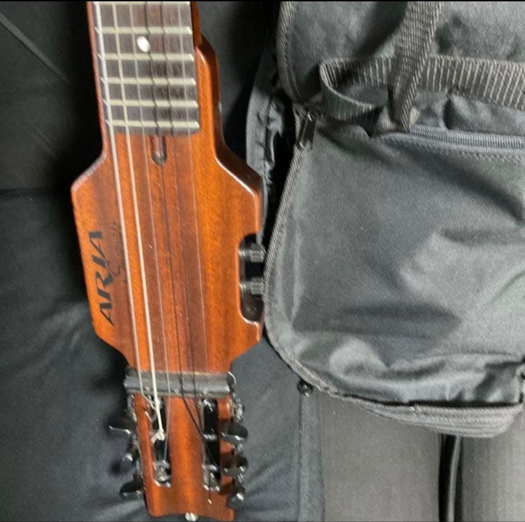 シンソニード(トラベルギターに最適)、サイレント　完動品　カポ、ストラップ付き