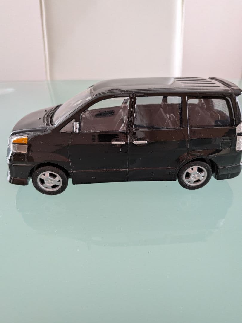 トヨタ　初代ヴォクシー　カラーサンプル　1/24