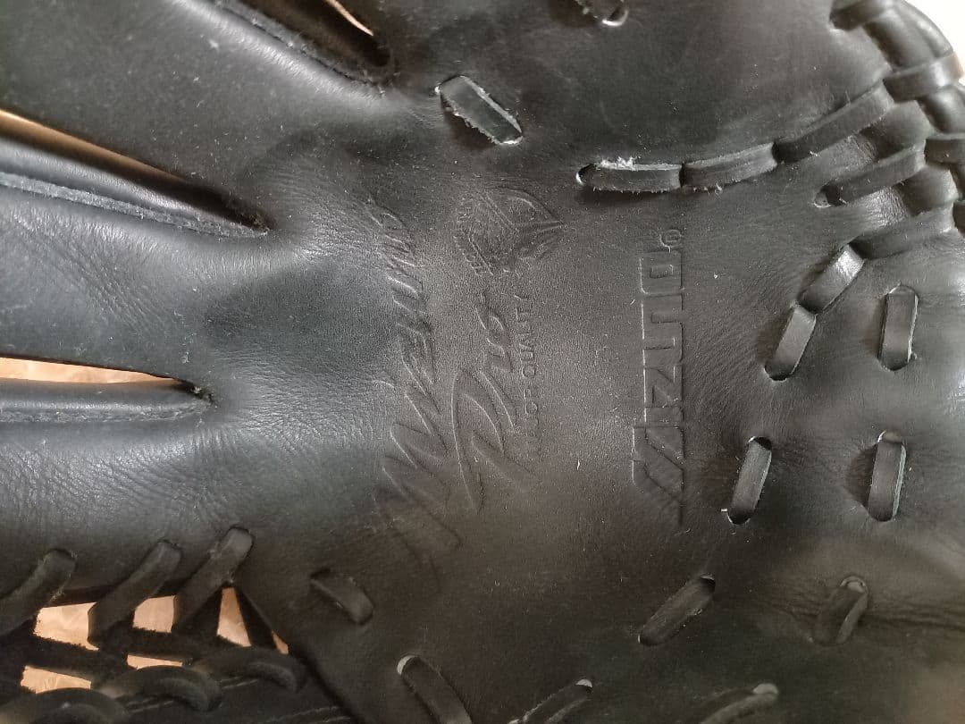 硬式野球グローブ 黒 レザー Mロゴ