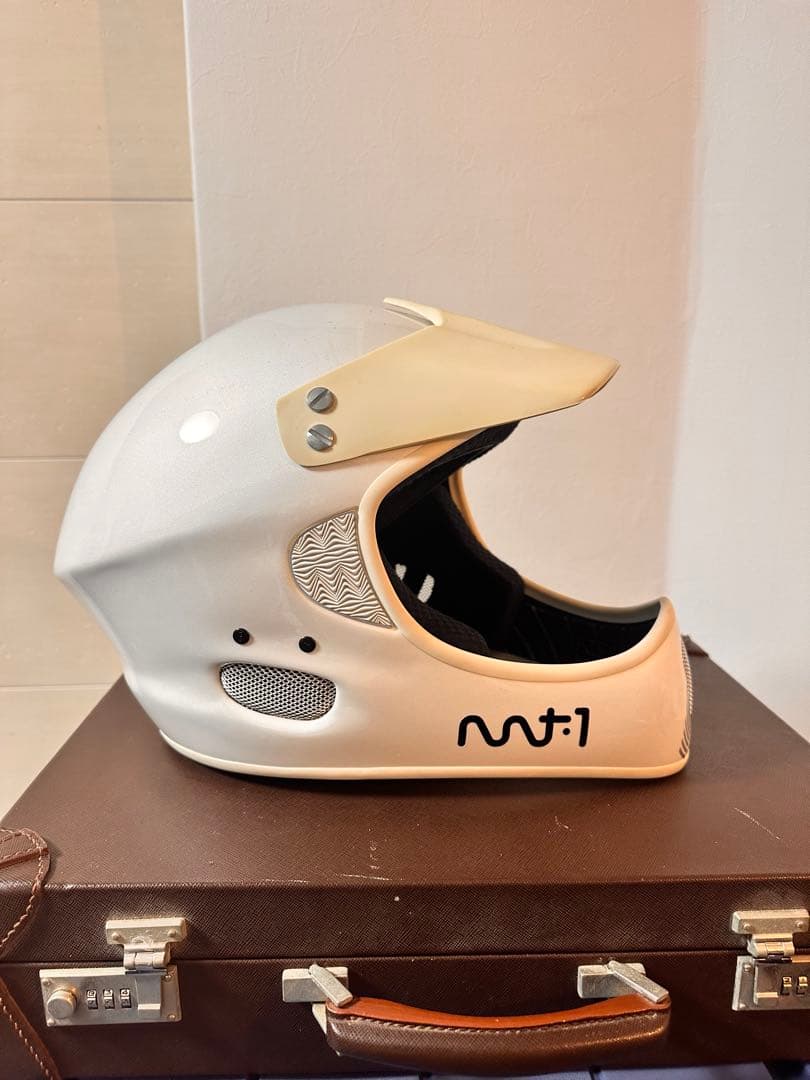 RED ホワイト スノーボードヘルメット