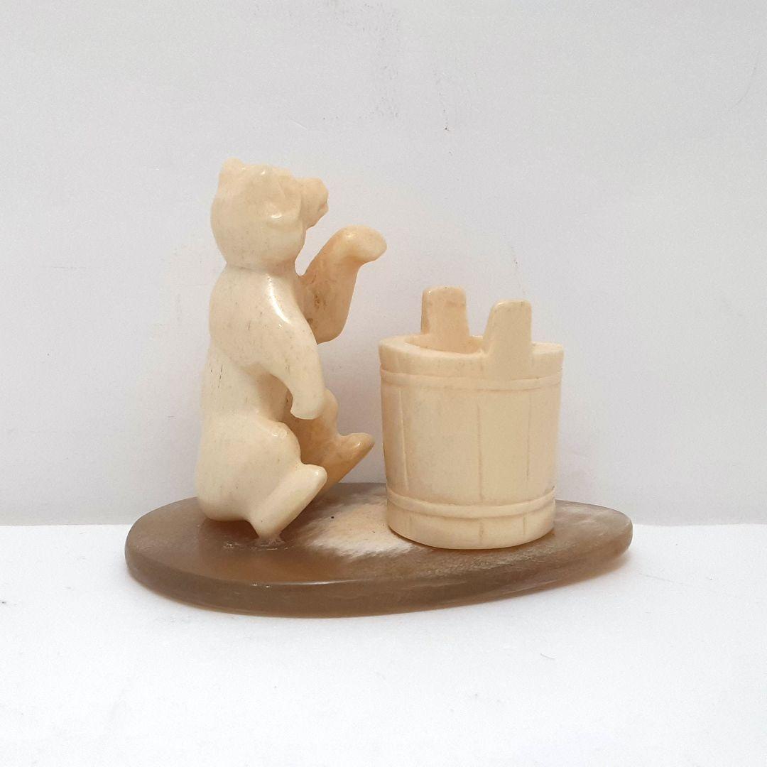 Y1701-2 最高級極上 熊と桶 置物 天然素材 重量85.7g