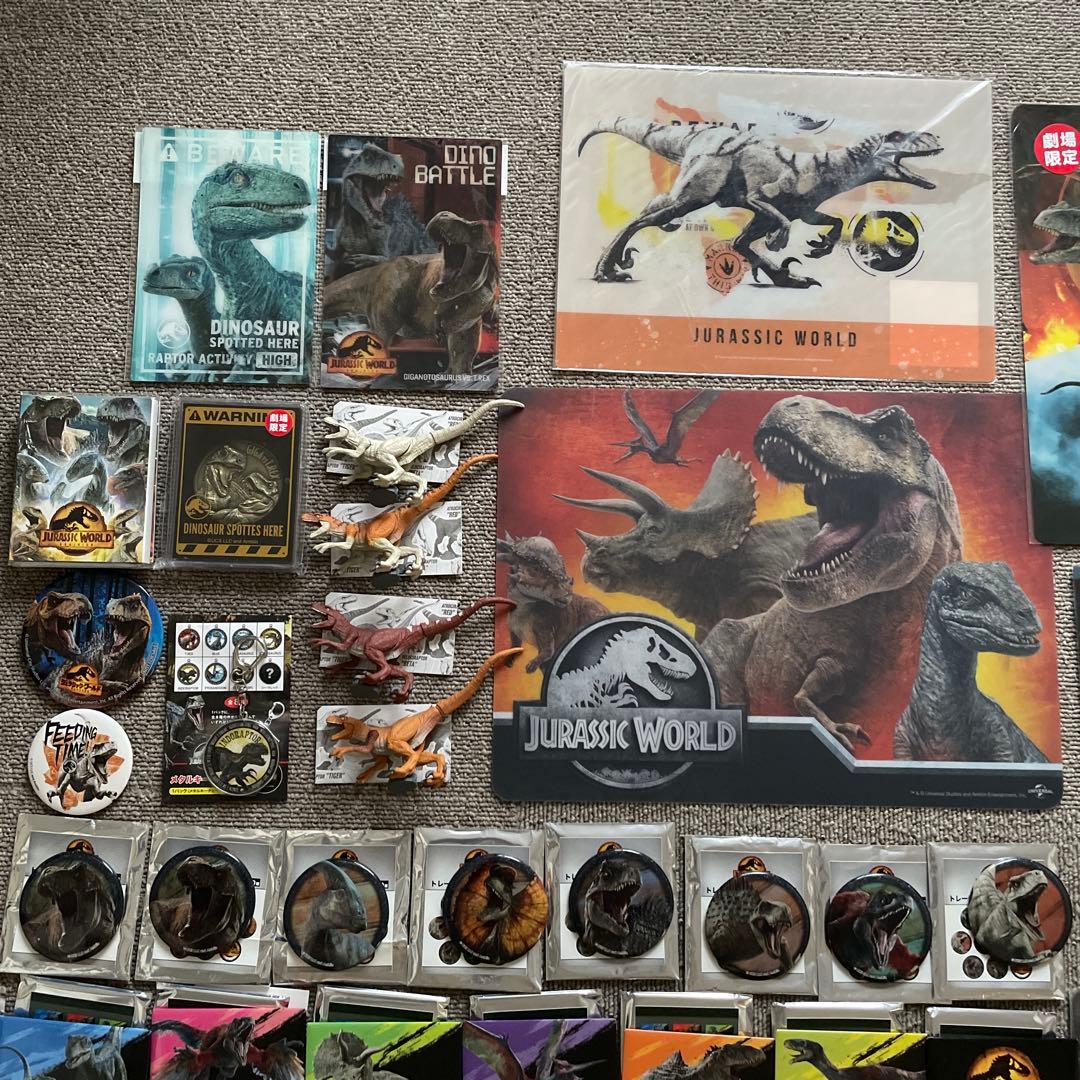 ジュラシックワールド まとめ売り　グッズ　缶バッジ　キーホルダー　ファイル