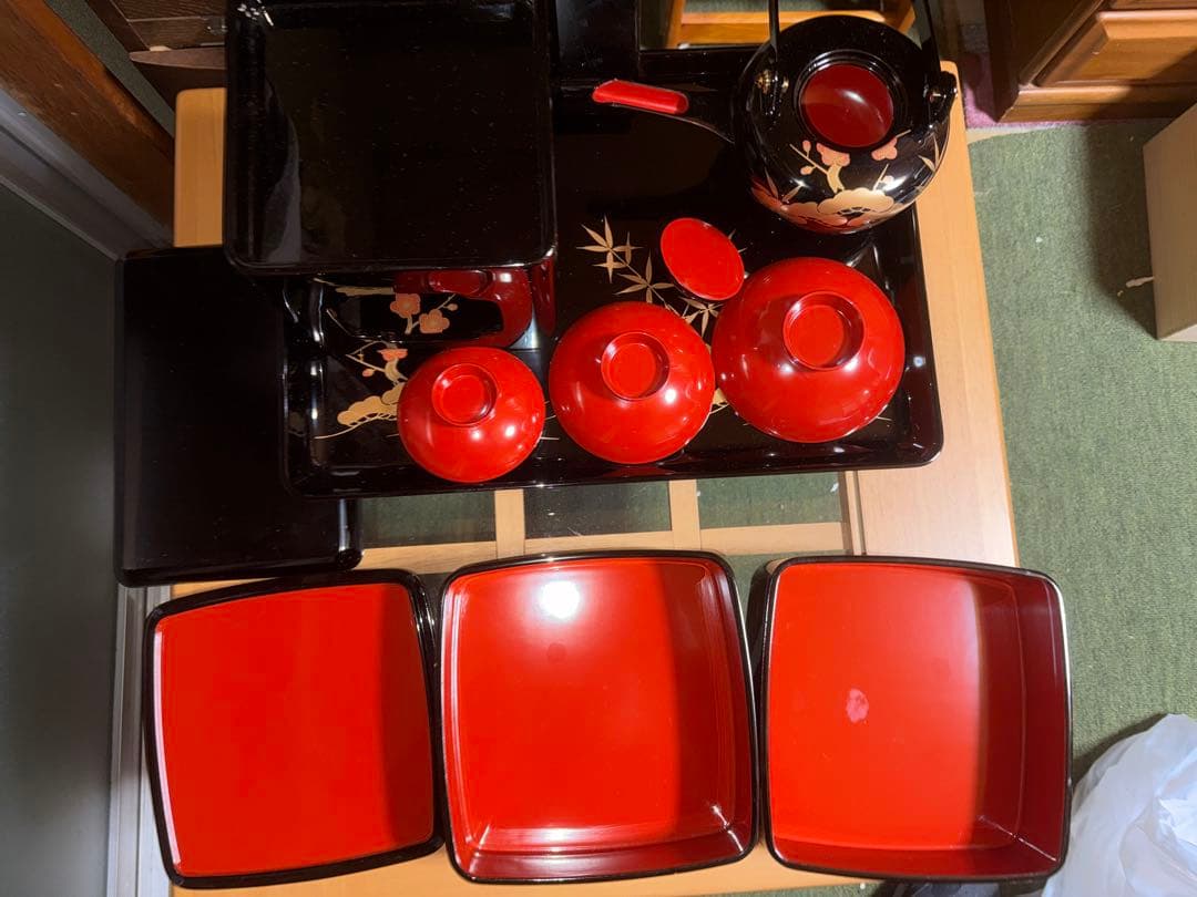 漆器セット 黒と赤 竹と花のデザイン