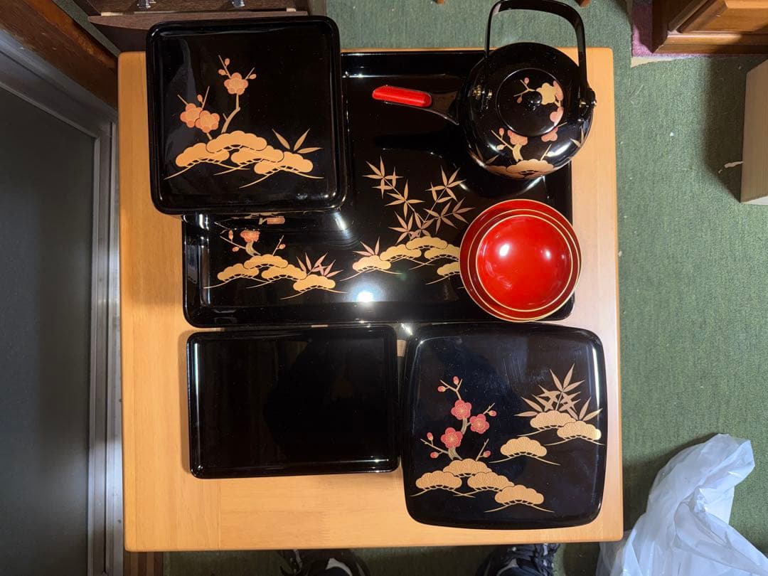 漆器セット 黒と赤 竹と花のデザイン