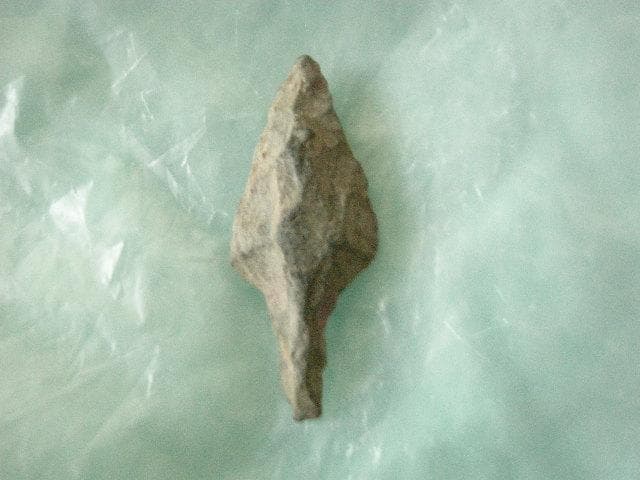 何千年も前の鏃　　サヌカイト製