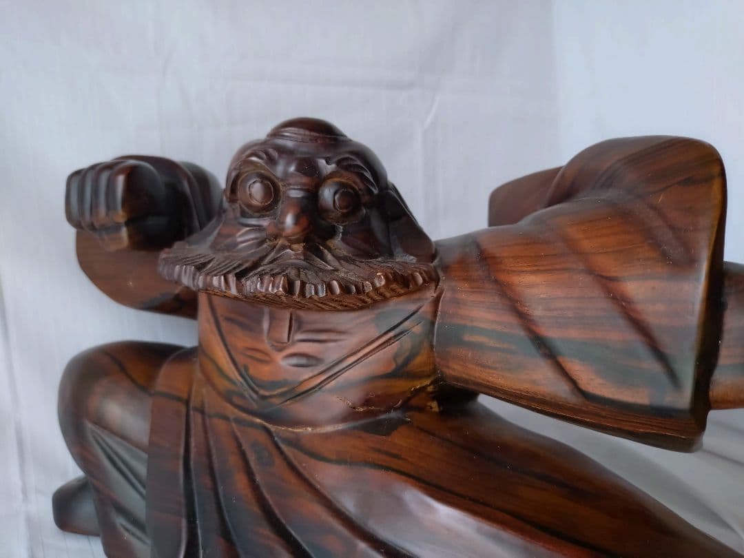 まもる。少林寺拳法木彫達磨（赤檀彫刻）置台付き