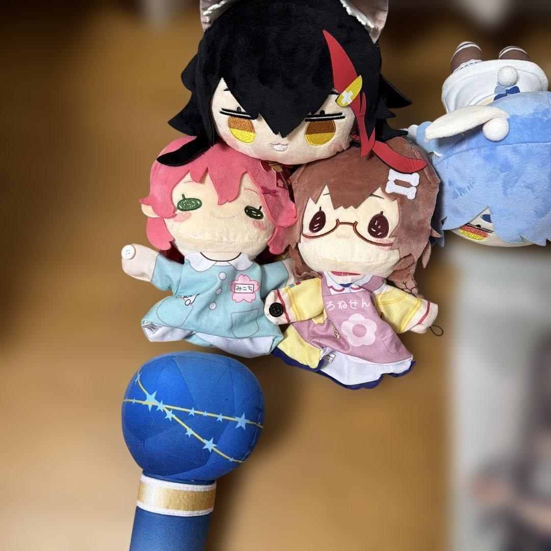 ホロライブ寝そべりぬいぐるみ、パペット、タペストリー、マイク型筆箱、計9点セット