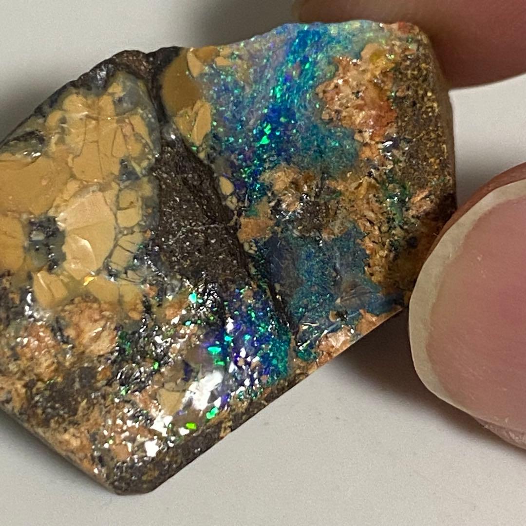 ボルダーオパール　母岩付き原石　59.5ct