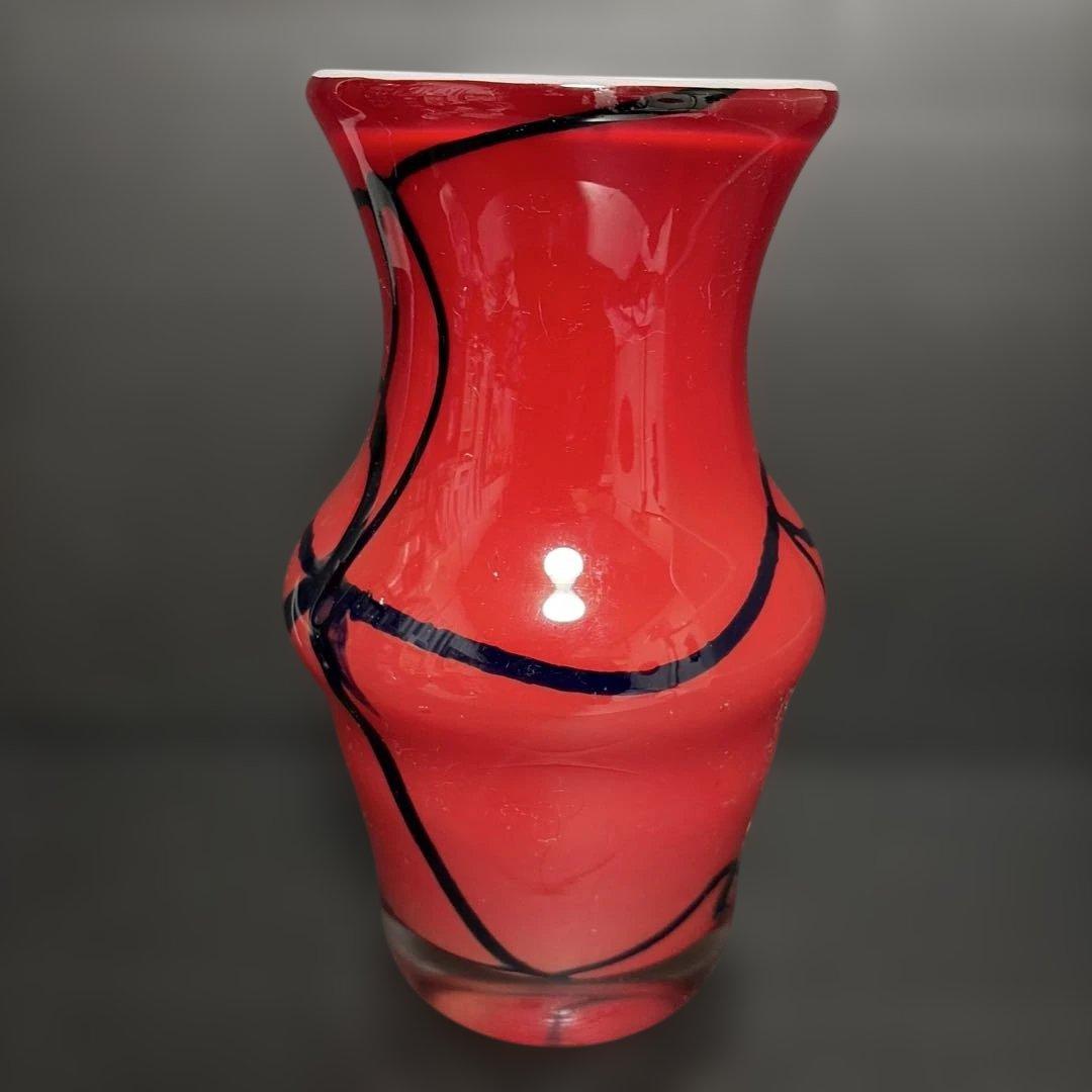 カメオ溶岩赤いガラス花瓶 黒い線装飾