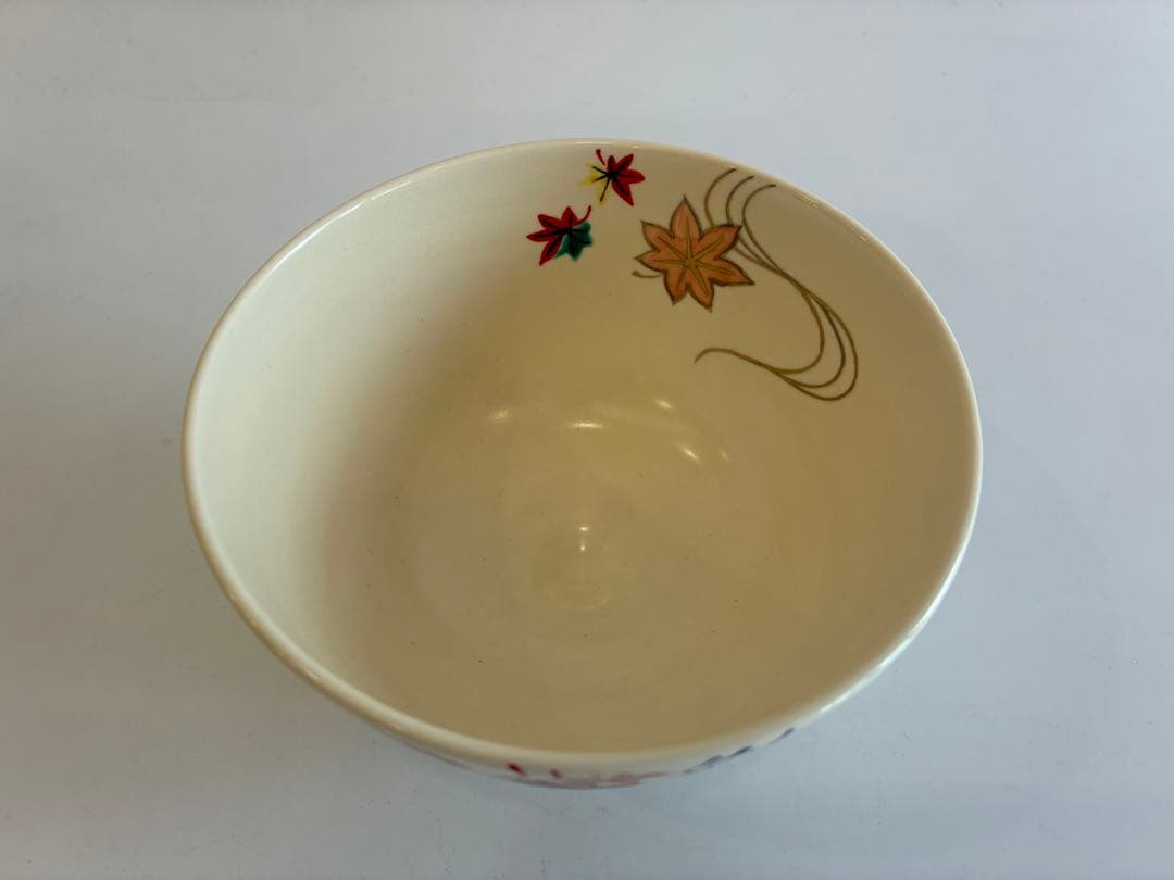 流水に紅葉模様の茶碗　水出宗絢作