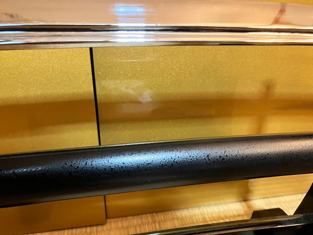 【美品】居合刀　模造刀 龍と鶴の目貫・波文鍔・黒鞘付／高級刀掛＆刀袋付き