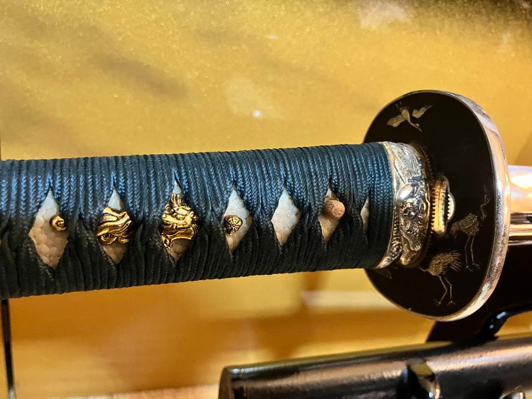 【美品】居合刀　模造刀 龍と鶴の目貫・波文鍔・黒鞘付／高級刀掛＆刀袋付き