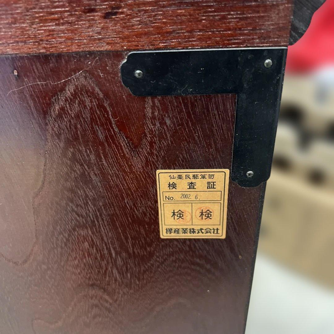木製箪笥 赤褐色 彫刻デザイン
