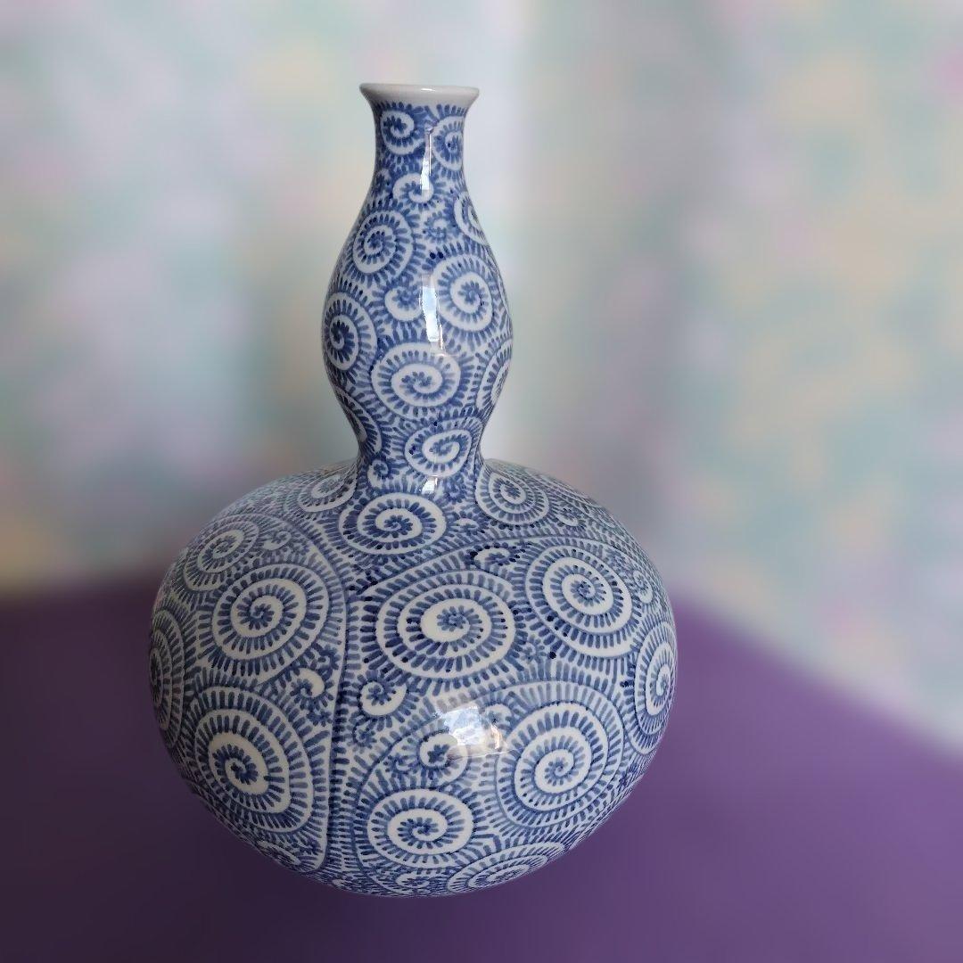 青と白の渦巻き模様(蛸唐草模様)の陶器壺