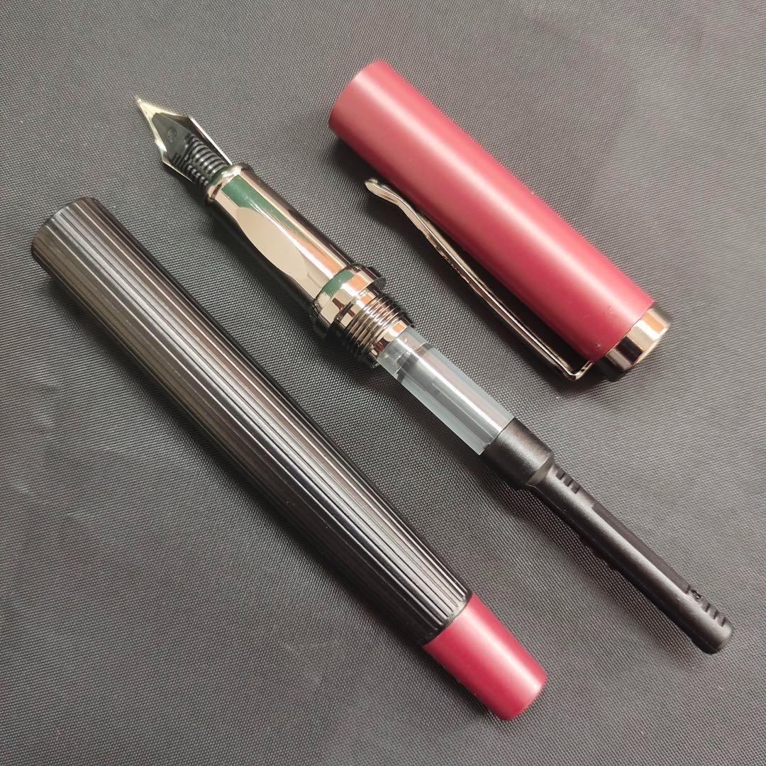 @赤と黒のストライプ万年筆