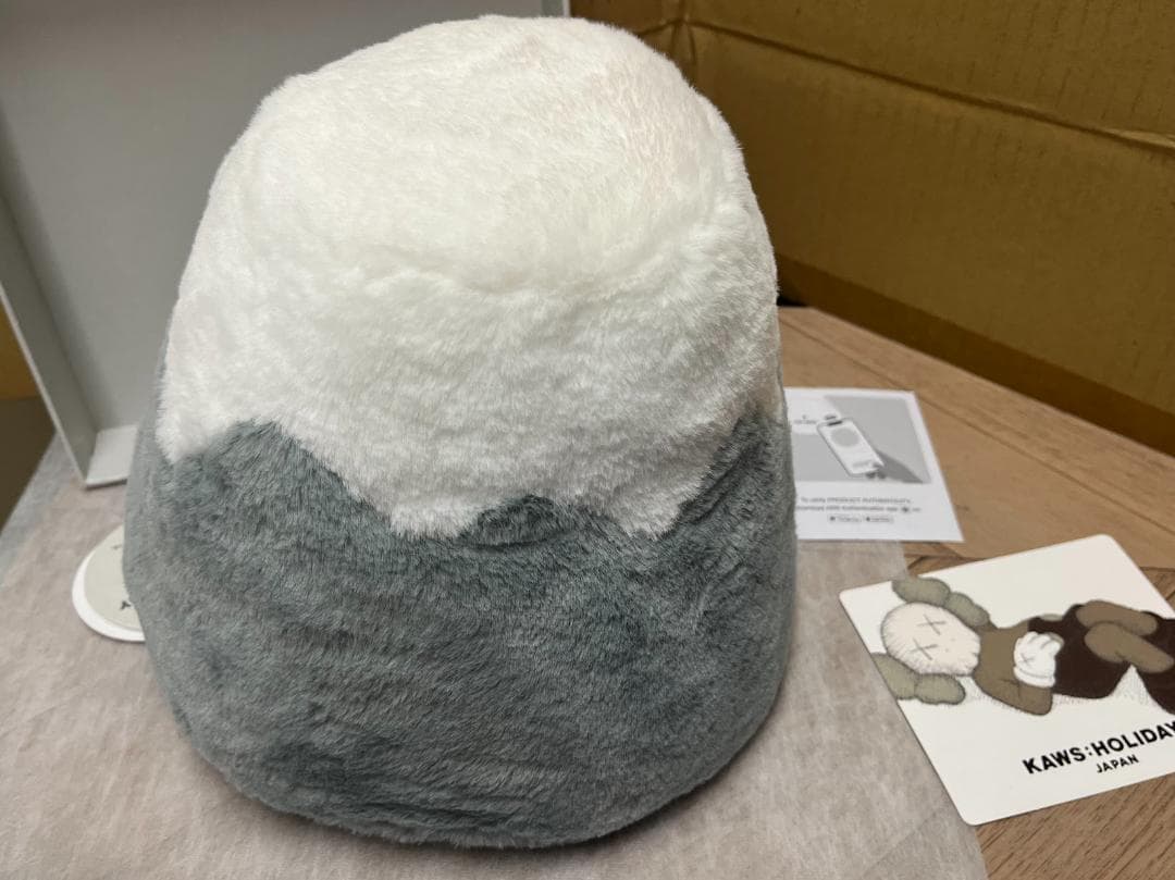 KAWS カウズ HOLIDAY JAPAN FUJI 富士山 グレー 箱入り