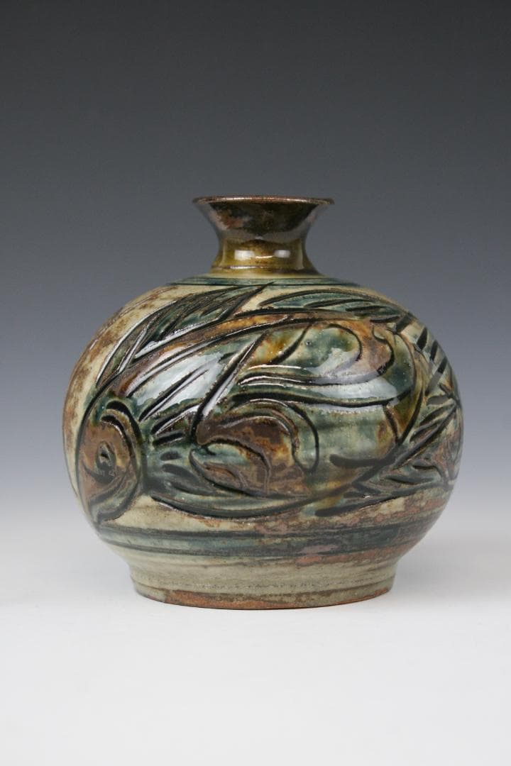 壺屋焼 人間国宝 金城次郎 作　刷毛目海老魚文花瓶