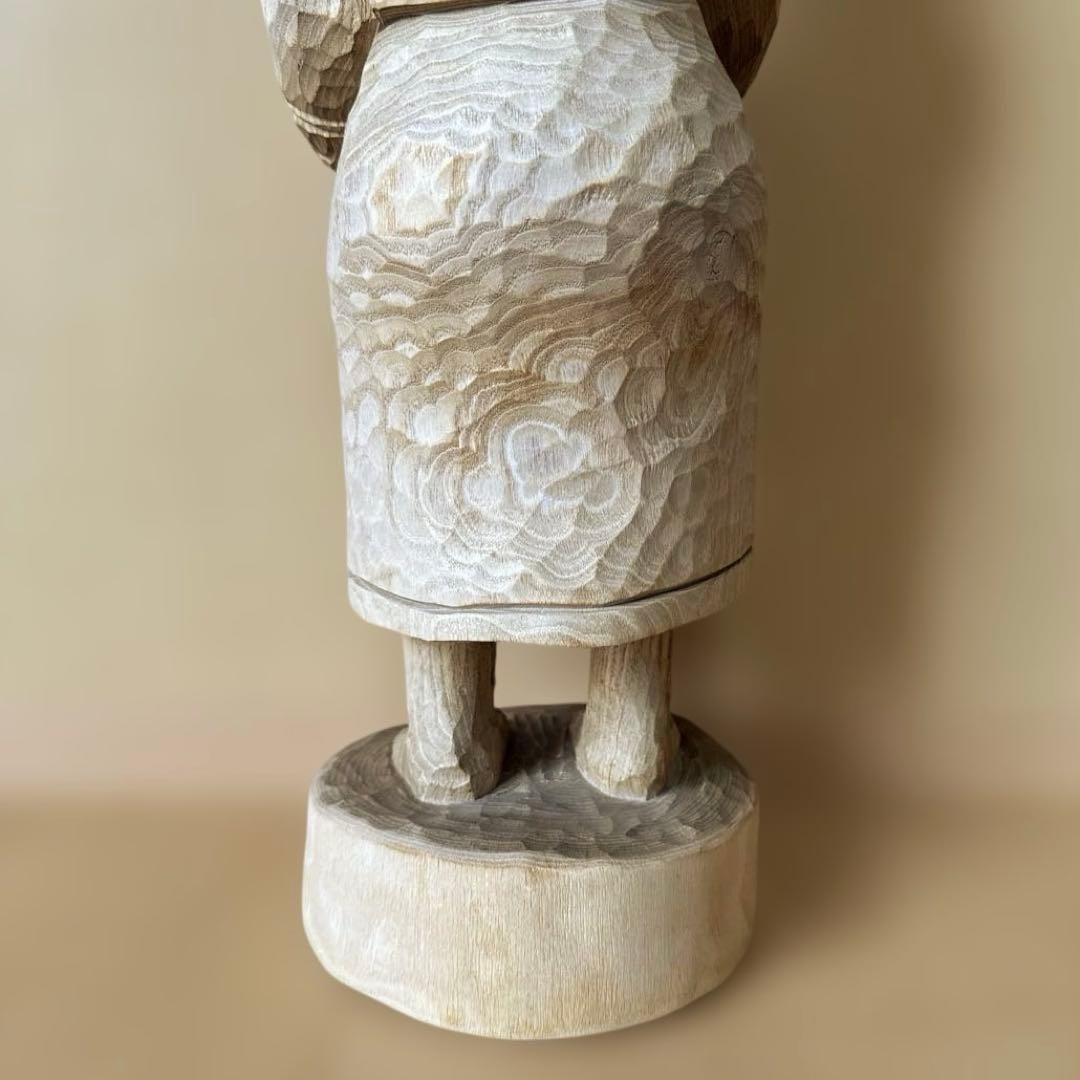 クマを抱いたアイヌ民族の木彫り人形　北海道 置物 彫刻 民芸品 ハンドメード