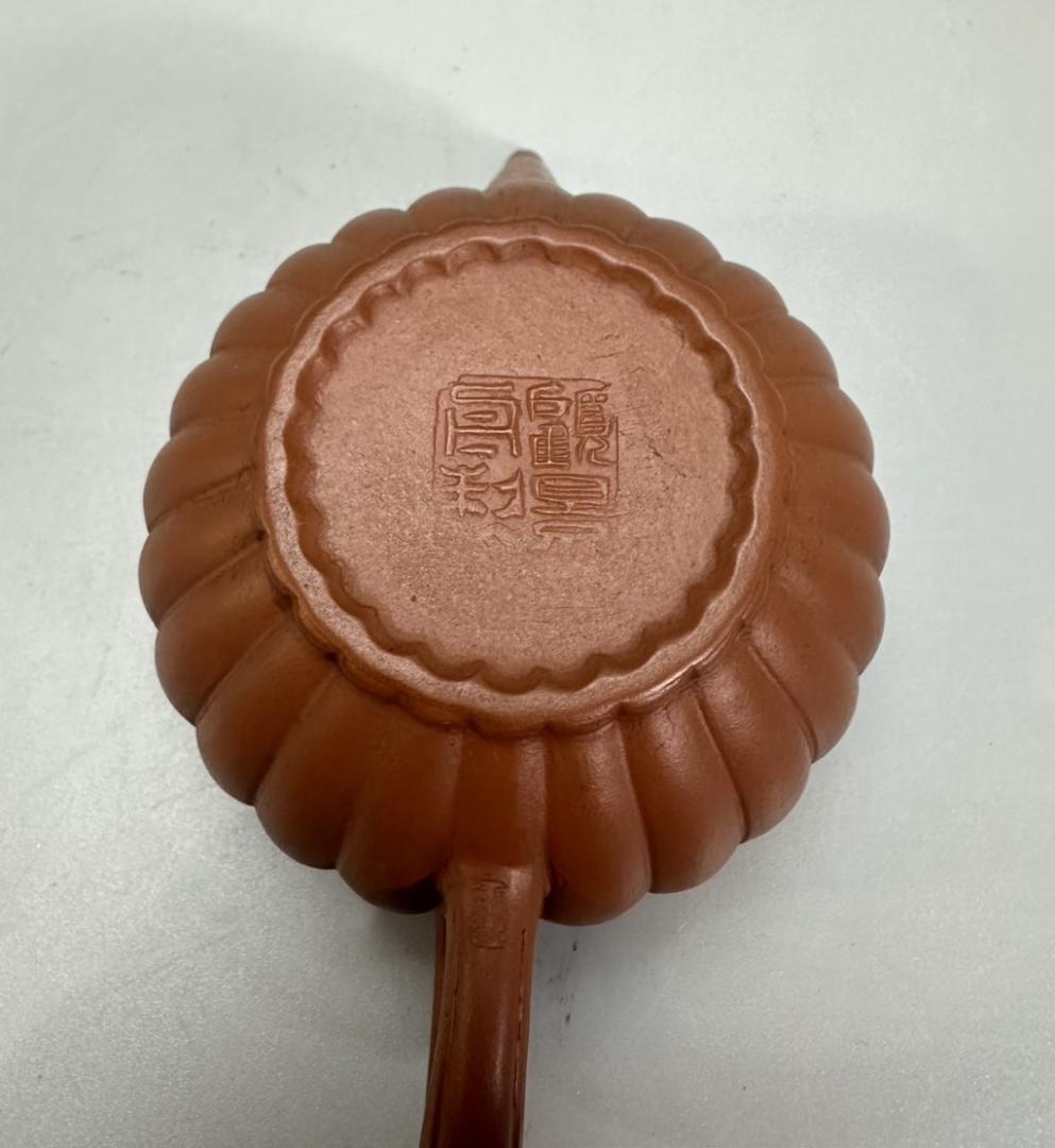 中国茶器　紫砂壺　宜興 在銘 朱泥 菊形 急須 底款：顧景舟