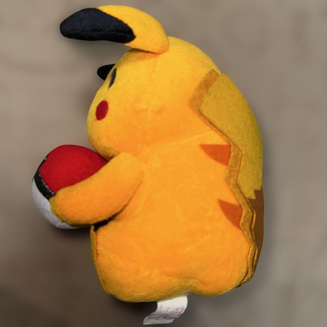 ピカチュウ ぬいぐるみ モンスターボール付き
