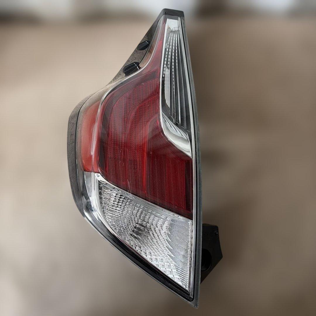 アクア NHP10 左テールライト