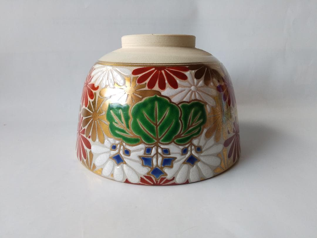 京焼 加藤松香 菊桐絵 茶碗 茶道具 共箱 新品 未使用 保管品 です。