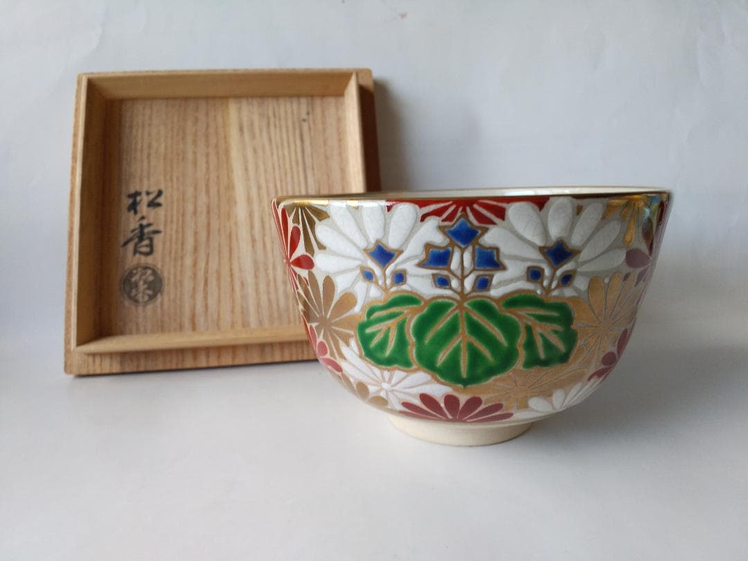 京焼 加藤松香 菊桐絵 茶碗 茶道具 共箱 新品 未使用 保管品 です。