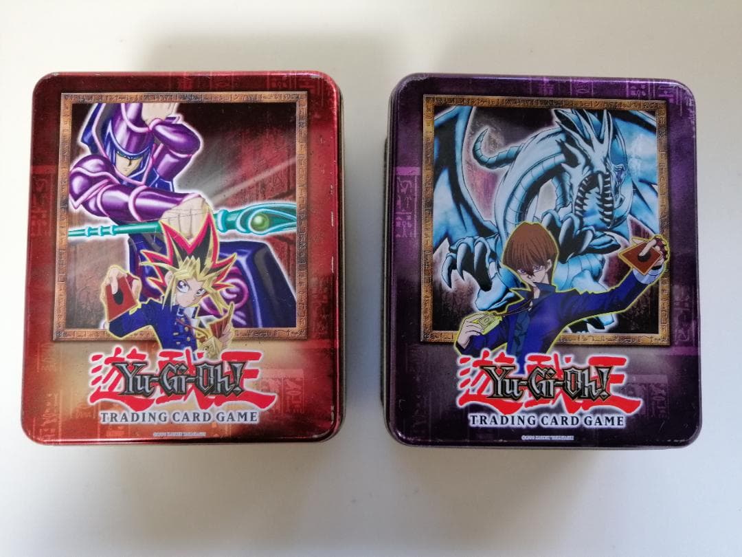 遊戯王カード　２４枚　超レア　ホログラフィック　遊戯と海馬瀬人の缶ケース ２つ