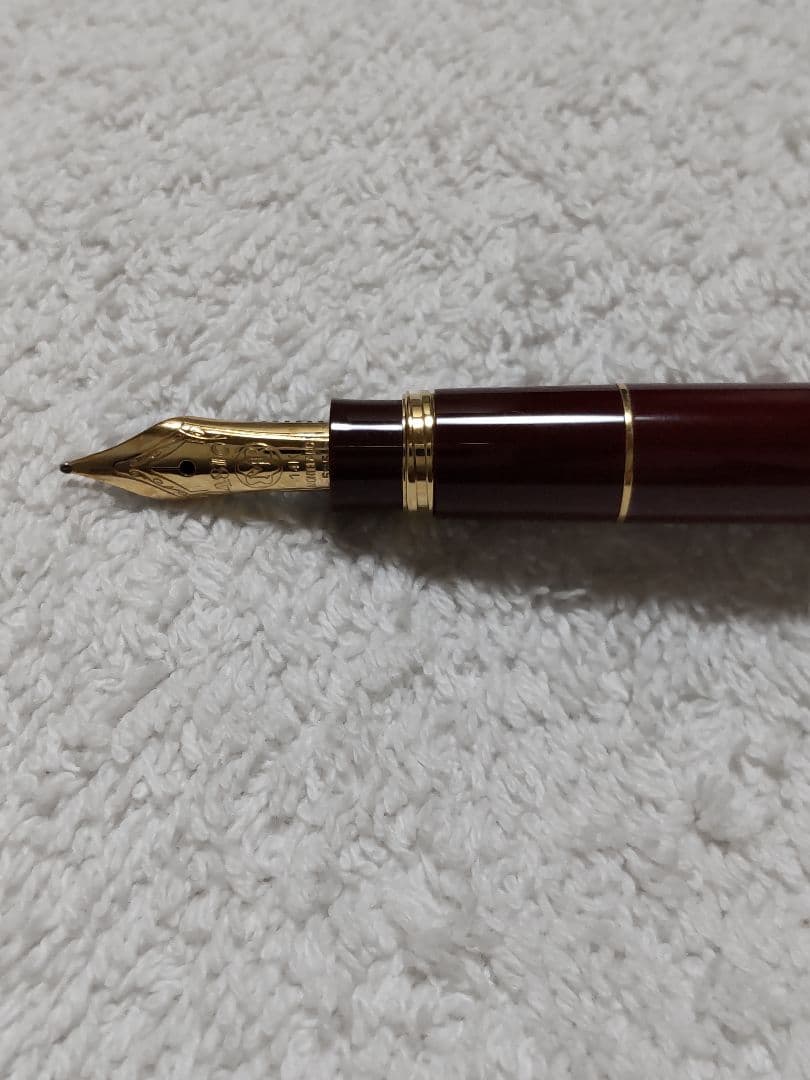 モンブラン114『モーツァルト』の、赤軸×金の万年筆(ペン先はFです。)