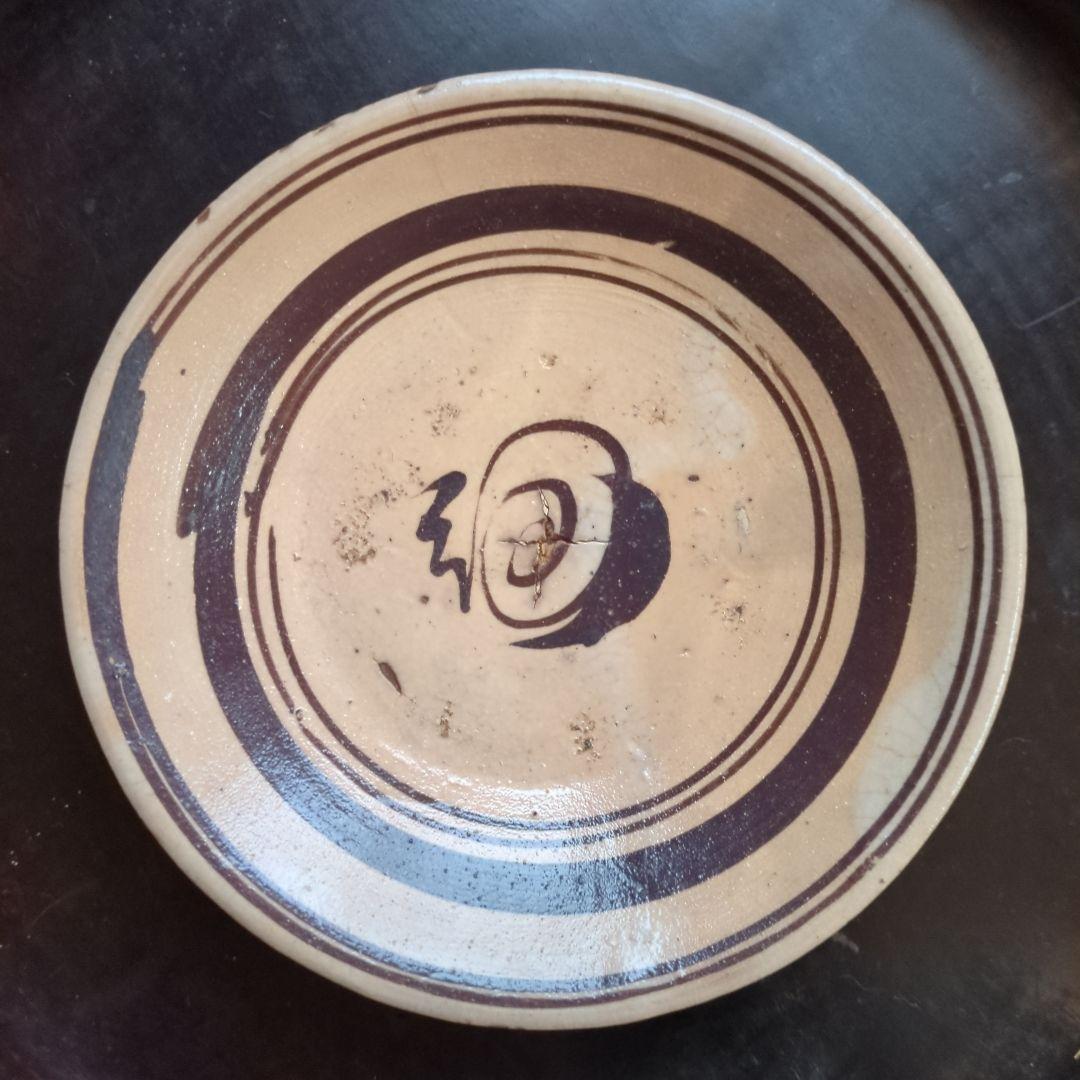 陶器製の円形皿 黒い模様　鉄絵　福字　皿　骨董品　古美術