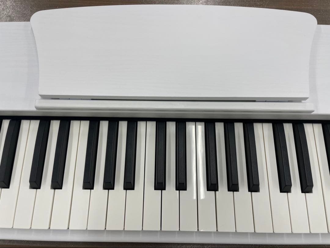 スタンド付き　電子ピアノ88鍵盤　木目調ボディ　ホワイト