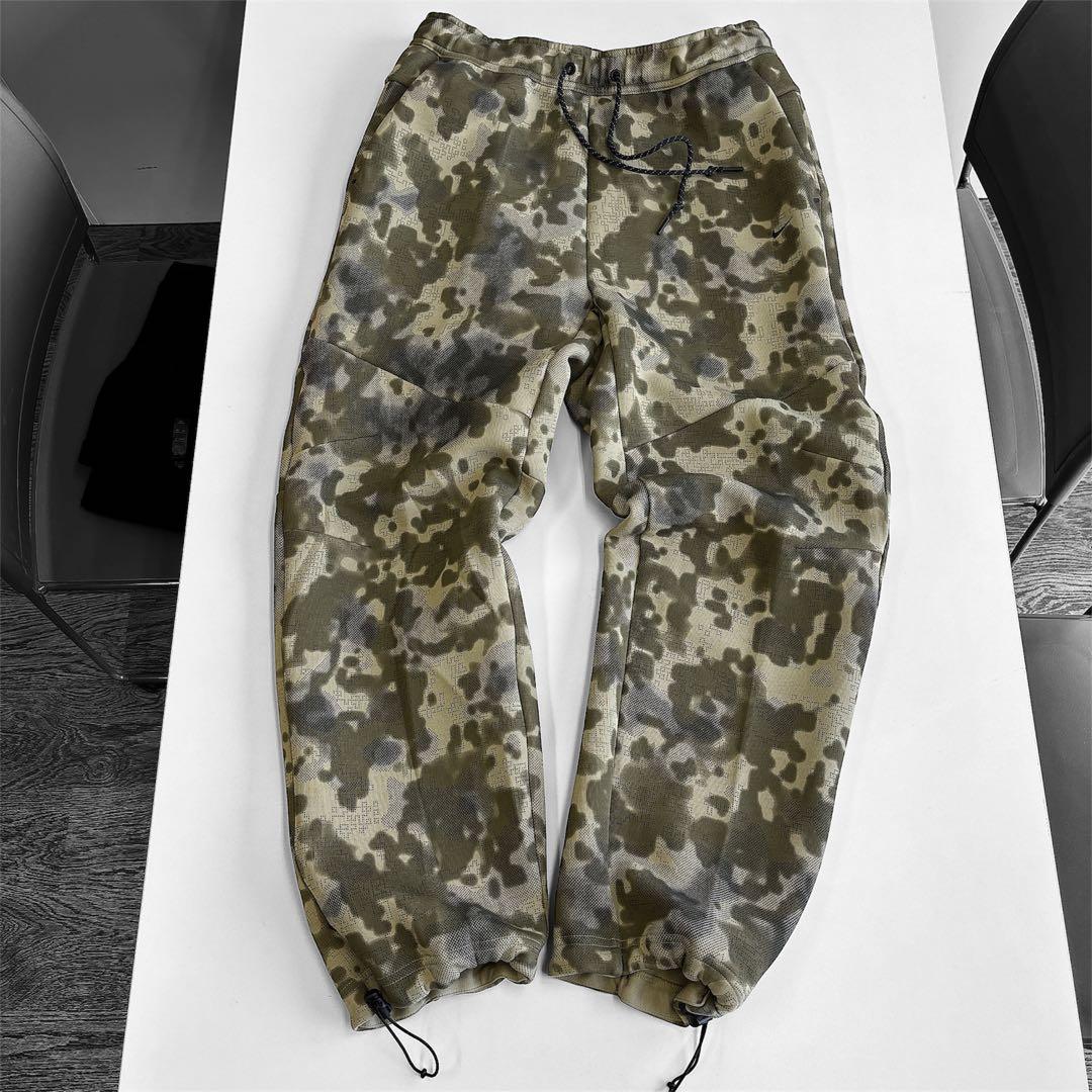【新品】ナイキ テック メンズ オープンヘム フリース カモ パンツ L