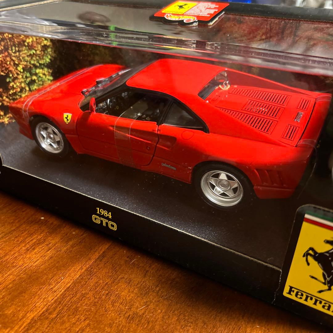 ホットウィール製1984年式フェラーリ288 GTO 1/18スケールミニカー