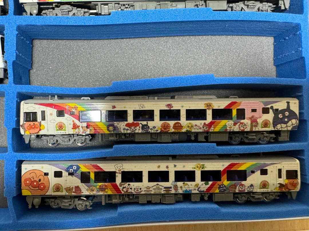 KATO JR四国2000系アンパンマンラッピング(しろ編成)